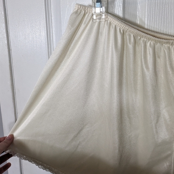Vintage 60s/70s Petra Fashions Ivory Satin Slip Shorts with Lace‎ Trim Size 2X - Picture 4 of 6